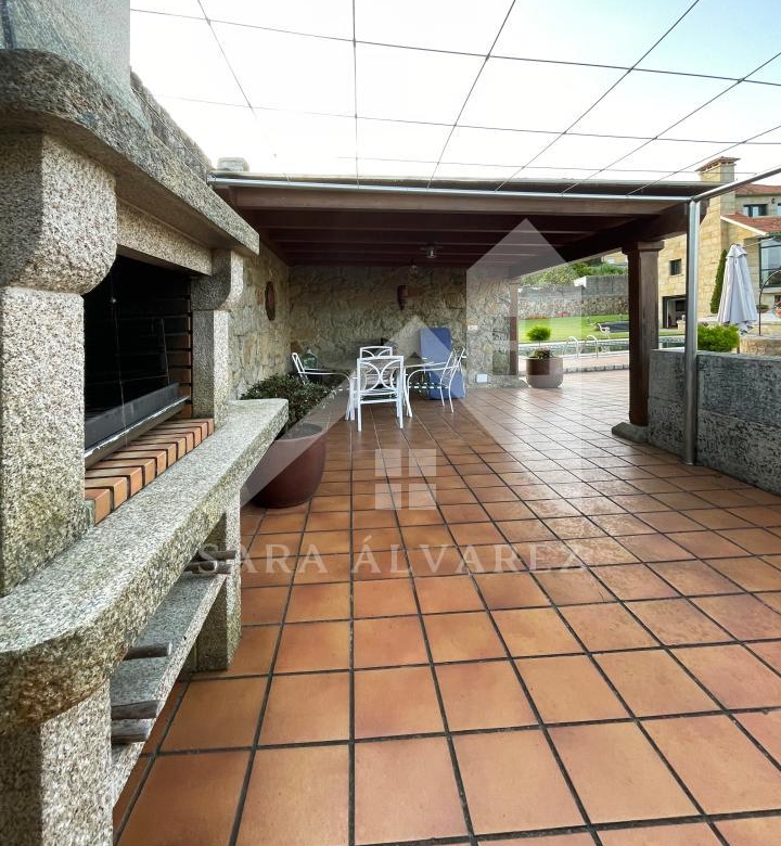 SE VENDE CASA O CHALET DE PIEDRA CON 5 HABITACIONES Y CON VISTAS A LA RIA PROXIMO A PONTEVEDRA
