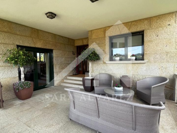 SE VENDE CASA O CHALET DE PIEDRA CON 5 HABITACIONES Y CON VISTAS A LA RIA PROXIMO A PONTEVEDRA