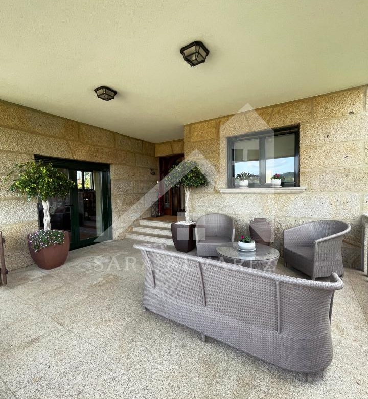 SE VENDE CASA O CHALET DE PIEDRA CON 5 HABITACIONES Y CON VISTAS A LA RIA PROXIMO A PONTEVEDRA