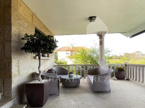 SE VENDE CASA O CHALET DE PIEDRA CON 5 HABITACIONES Y CON VISTAS A LA RIA PROXIMO A PONTEVEDRA