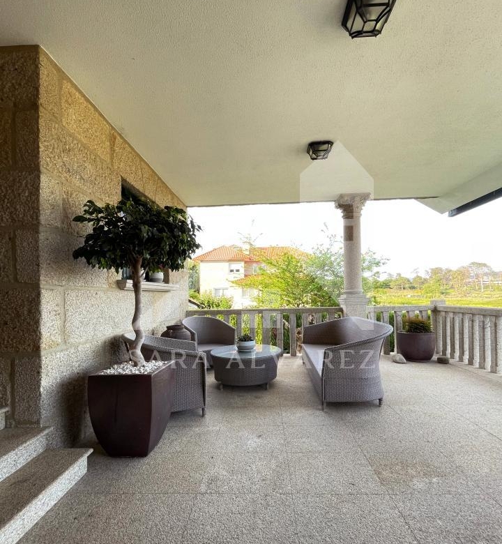 SE VENDE CASA O CHALET DE PIEDRA CON 5 HABITACIONES Y CON VISTAS A LA RIA PROXIMO A PONTEVEDRA