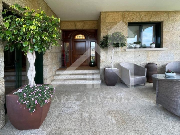 SE VENDE CASA O CHALET DE PIEDRA CON 5 HABITACIONES Y CON VISTAS A LA RIA PROXIMO A PONTEVEDRA