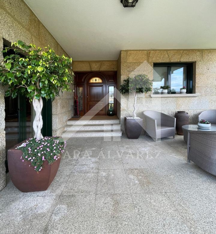 SE VENDE CASA O CHALET DE PIEDRA CON 5 HABITACIONES Y CON VISTAS A LA RIA PROXIMO A PONTEVEDRA