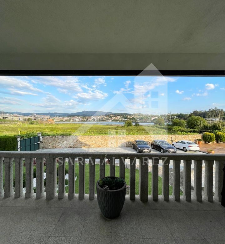 SE VENDE CASA O CHALET DE PIEDRA CON 5 HABITACIONES Y CON VISTAS A LA RIA PROXIMO A PONTEVEDRA