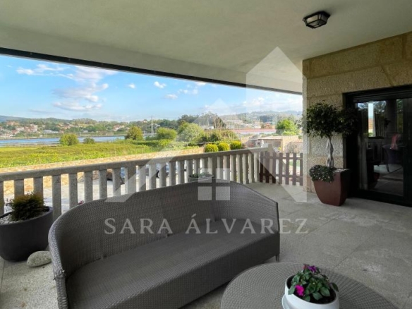 SE VENDE CASA O CHALET DE PIEDRA CON 5 HABITACIONES Y CON VISTAS A LA RIA PROXIMO A PONTEVEDRA