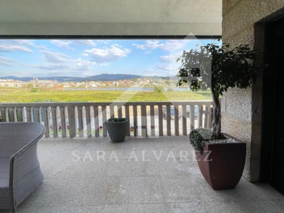 SE VENDE CASA O CHALET DE PIEDRA CON 5 HABITACIONES Y CON VISTAS A LA RIA PROXIMO A PONTEVEDRA