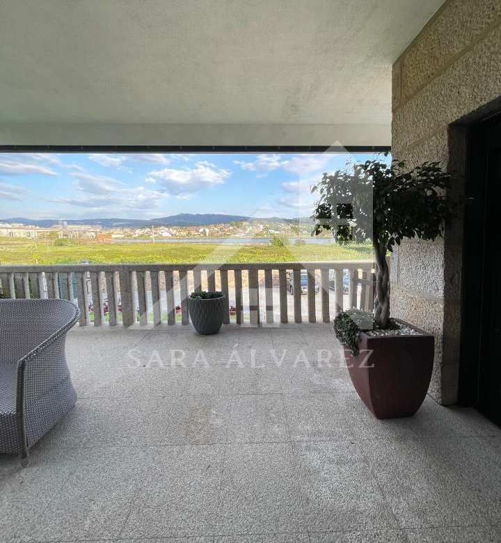 SE VENDE CASA O CHALET DE PIEDRA CON 5 HABITACIONES Y CON VISTAS A LA RIA PROXIMO A PONTEVEDRA