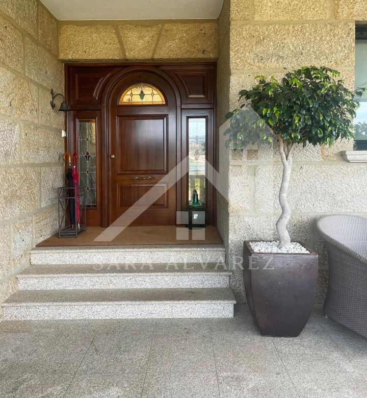 SE VENDE CASA O CHALET DE PIEDRA CON 5 HABITACIONES Y CON VISTAS A LA RIA PROXIMO A PONTEVEDRA