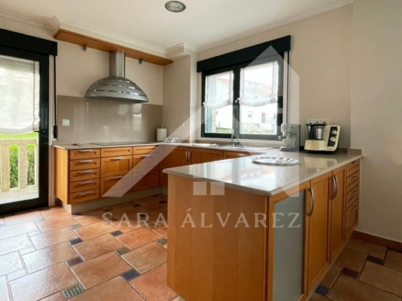 SE VENDE CASA O CHALET DE PIEDRA CON 5 HABITACIONES Y CON VISTAS A LA RIA PROXIMO A PONTEVEDRA
