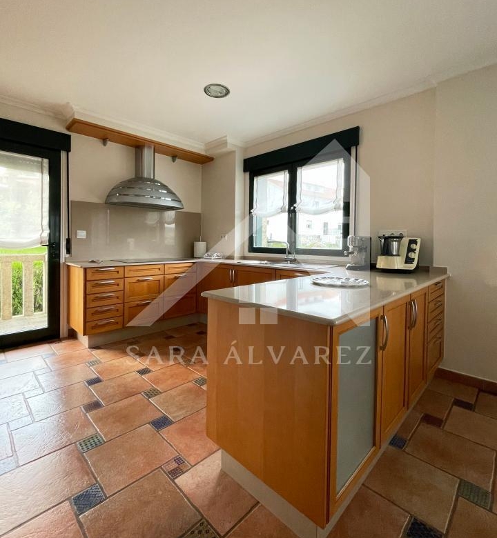SE VENDE CASA O CHALET DE PIEDRA CON 5 HABITACIONES Y CON VISTAS A LA RIA PROXIMO A PONTEVEDRA