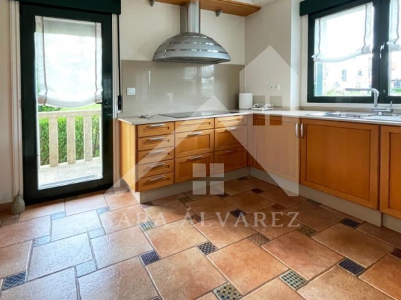 SE VENDE CASA O CHALET DE PIEDRA CON 5 HABITACIONES Y CON VISTAS A LA RIA PROXIMO A PONTEVEDRA