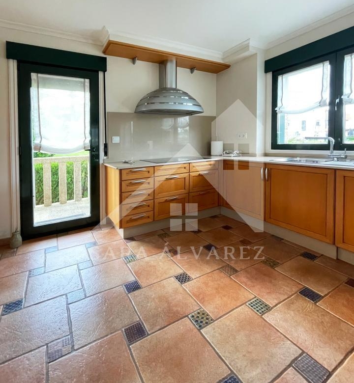 SE VENDE CASA O CHALET DE PIEDRA CON 5 HABITACIONES Y CON VISTAS A LA RIA PROXIMO A PONTEVEDRA