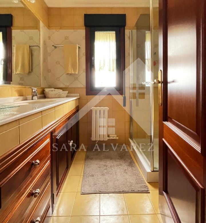 SE VENDE CASA O CHALET DE PIEDRA CON 5 HABITACIONES Y CON VISTAS A LA RIA PROXIMO A PONTEVEDRA