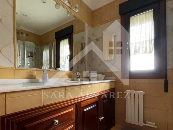 SE VENDE CASA O CHALET DE PIEDRA CON 5 HABITACIONES Y CON VISTAS A LA RIA PROXIMO A PONTEVEDRA
