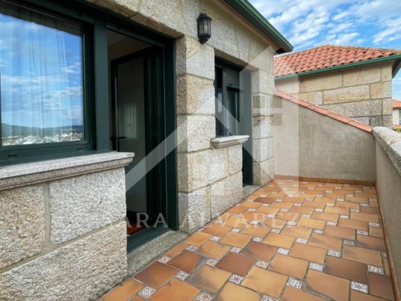 SE VENDE CASA O CHALET DE PIEDRA CON 5 HABITACIONES Y CON VISTAS A LA RIA PROXIMO A PONTEVEDRA