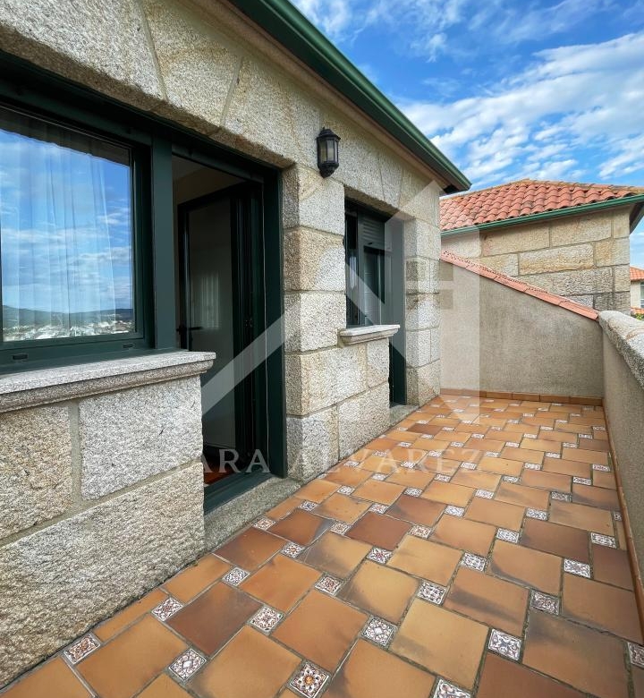 SE VENDE CASA O CHALET DE PIEDRA CON 5 HABITACIONES Y CON VISTAS A LA RIA PROXIMO A PONTEVEDRA