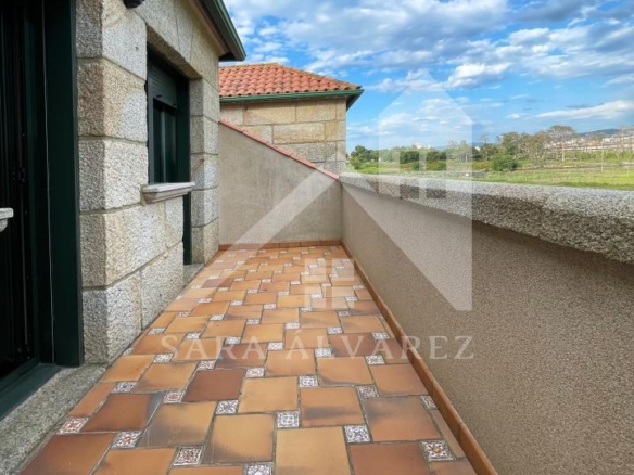 SE VENDE CASA O CHALET DE PIEDRA CON 5 HABITACIONES Y CON VISTAS A LA RIA PROXIMO A PONTEVEDRA