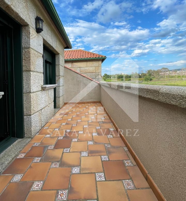 SE VENDE CASA O CHALET DE PIEDRA CON 5 HABITACIONES Y CON VISTAS A LA RIA PROXIMO A PONTEVEDRA