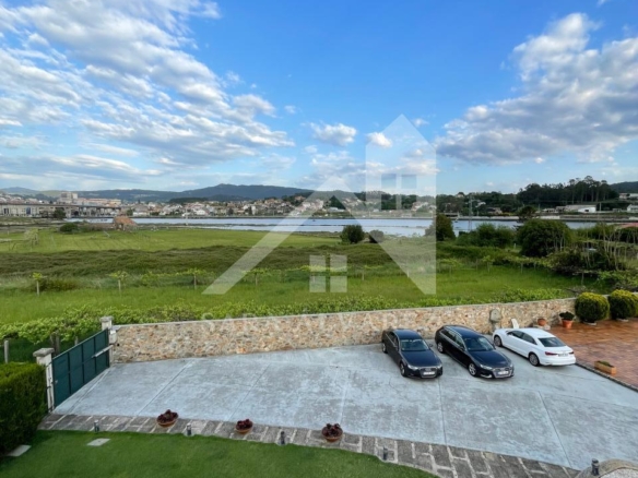SE VENDE CASA O CHALET DE PIEDRA CON 5 HABITACIONES Y CON VISTAS A LA RIA PROXIMO A PONTEVEDRA