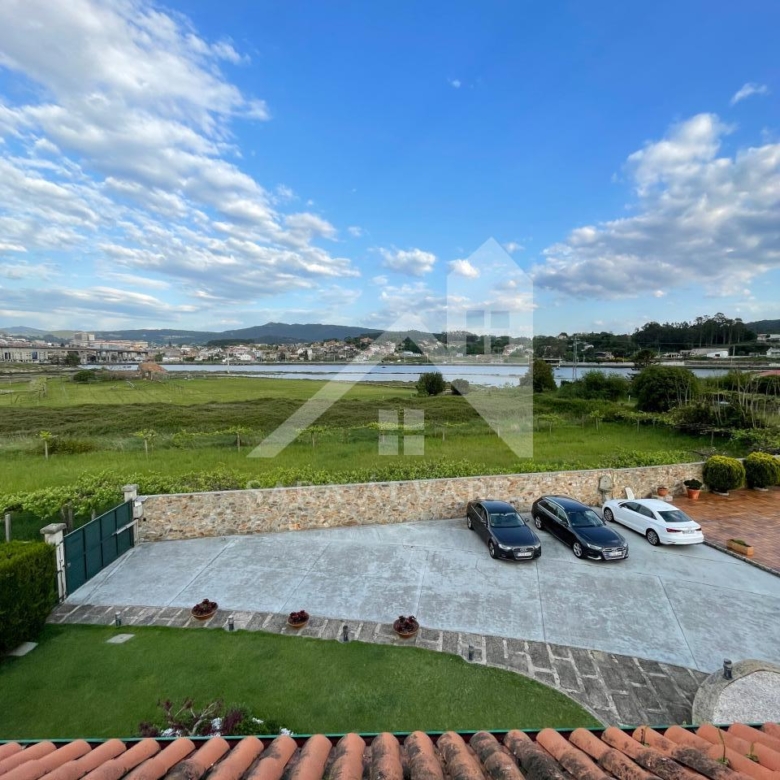 SE VENDE CASA O CHALET DE PIEDRA CON 5 HABITACIONES Y CON VISTAS A LA RIA PROXIMO A PONTEVEDRA