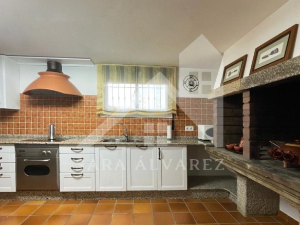 SE VENDE CASA O CHALET DE PIEDRA CON 5 HABITACIONES Y CON VISTAS A LA RIA PROXIMO A PONTEVEDRA