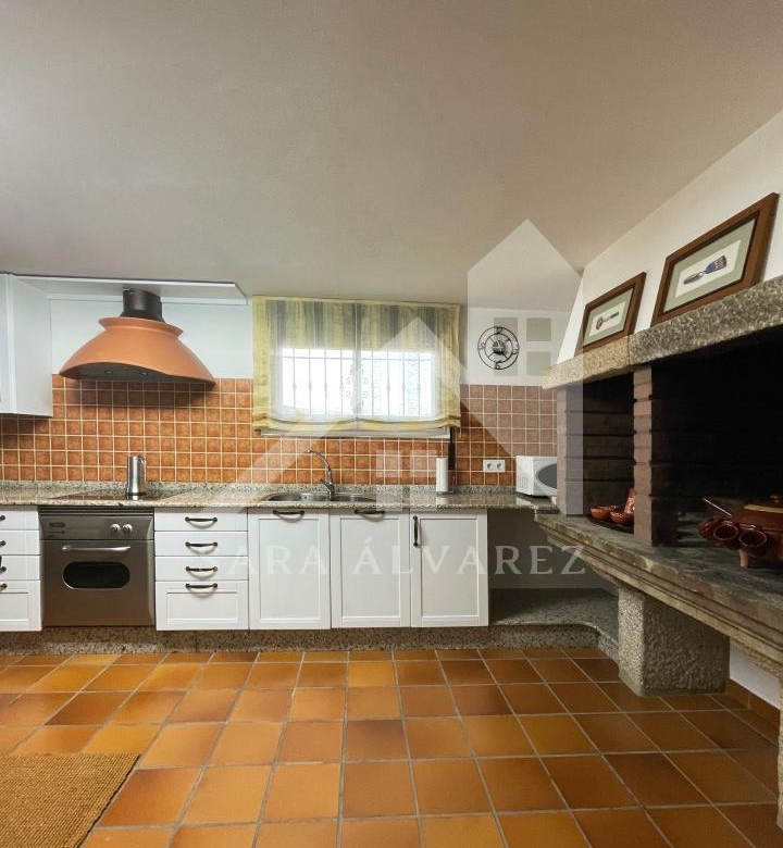 SE VENDE CASA O CHALET DE PIEDRA CON 5 HABITACIONES Y CON VISTAS A LA RIA PROXIMO A PONTEVEDRA