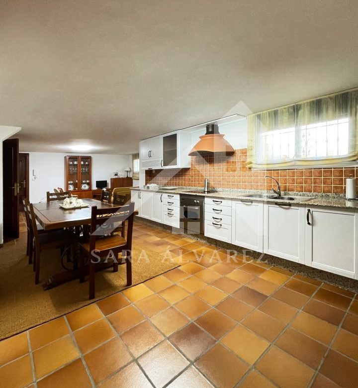 SE VENDE CASA O CHALET DE PIEDRA CON 5 HABITACIONES Y CON VISTAS A LA RIA PROXIMO A PONTEVEDRA