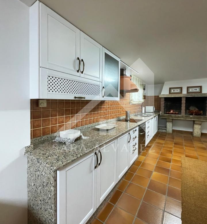 SE VENDE CASA O CHALET DE PIEDRA CON 5 HABITACIONES Y CON VISTAS A LA RIA PROXIMO A PONTEVEDRA