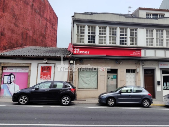 Gran Oportunidad de Inversión en el Centro de Cee – Chalet Adosado con Bajo Comercial y Amplio Garaje