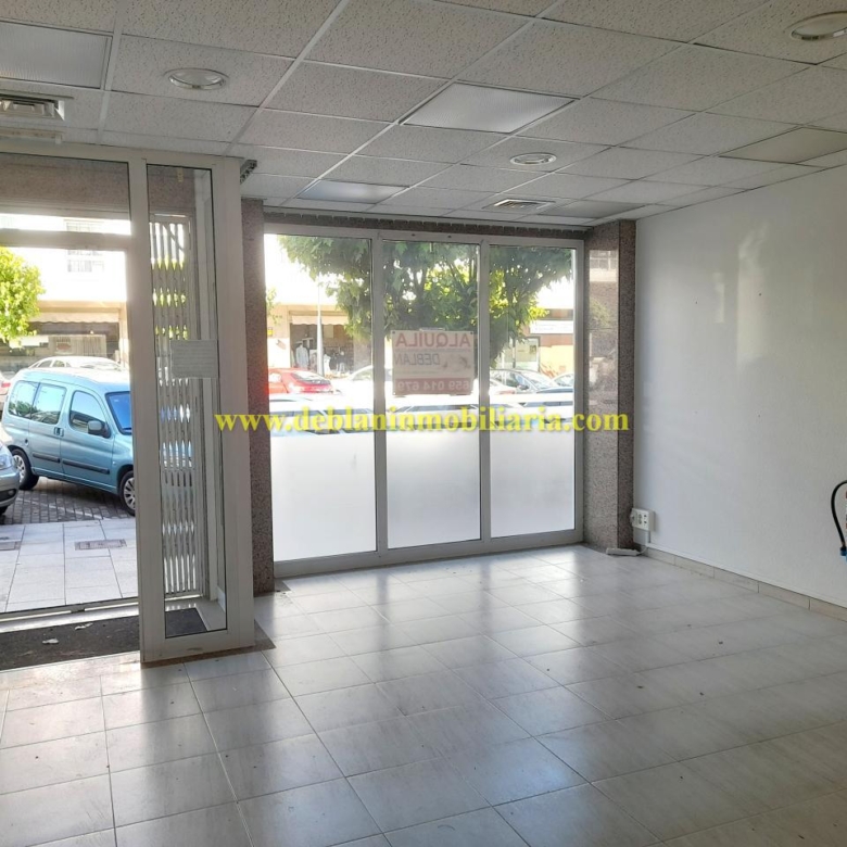 LOCAL COMERCIAL DE 75 M2, EN EL CENTRO DE TUI