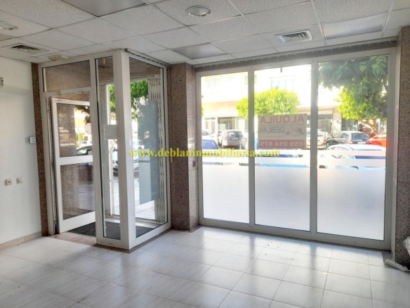 LOCAL COMERCIAL DE 75 M2, EN EL CENTRO DE TUI