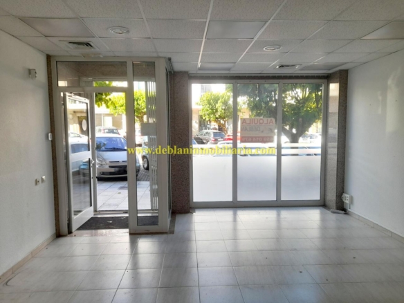 LOCAL COMERCIAL DE 75 M2, EN EL CENTRO DE TUI