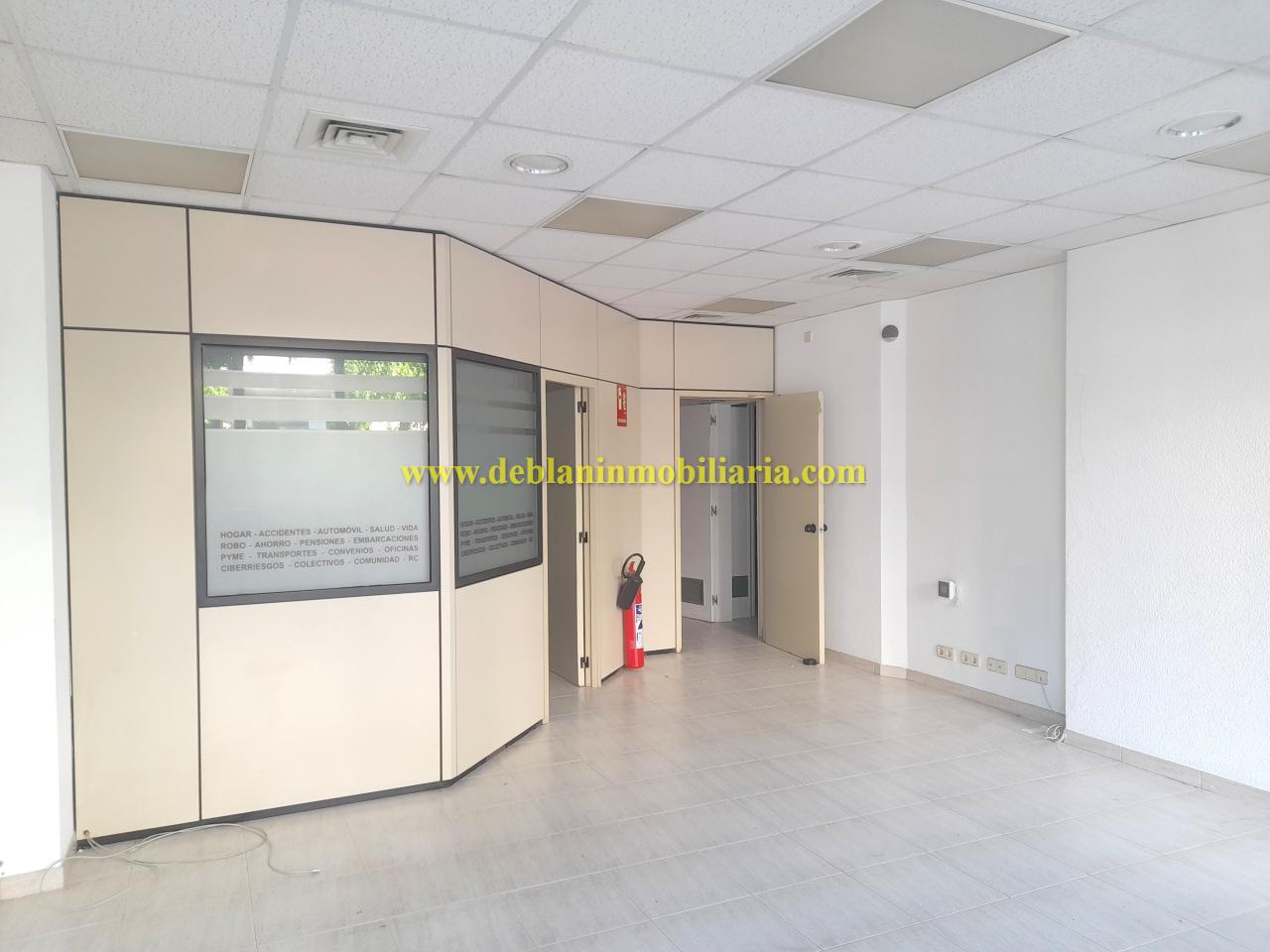 LOCAL COMERCIAL DE 75 M2, EN EL CENTRO DE TUI