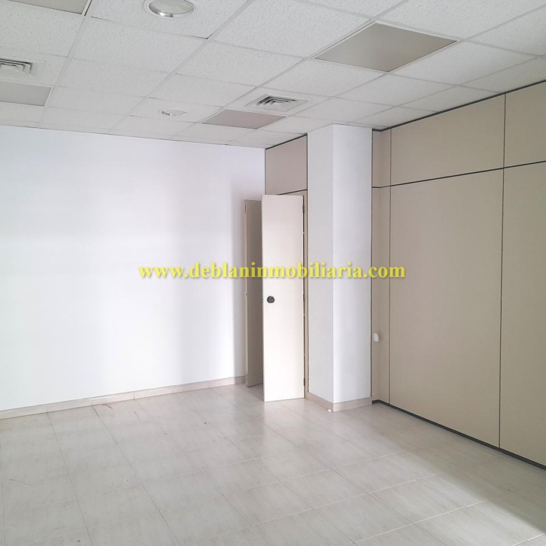 LOCAL COMERCIAL DE 75 M2, EN EL CENTRO DE TUI