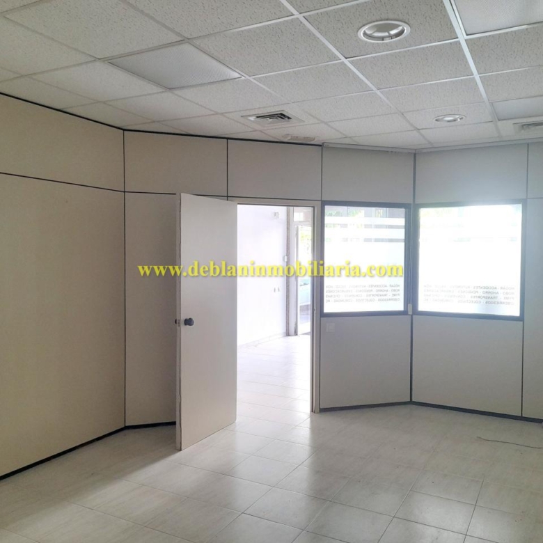 LOCAL COMERCIAL DE 75 M2, EN EL CENTRO DE TUI