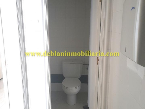 LOCAL COMERCIAL DE 75 M2, EN EL CENTRO DE TUI