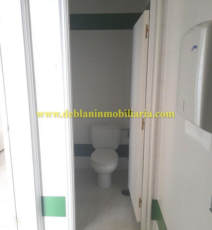 LOCAL COMERCIAL DE 75 M2, EN EL CENTRO DE TUI