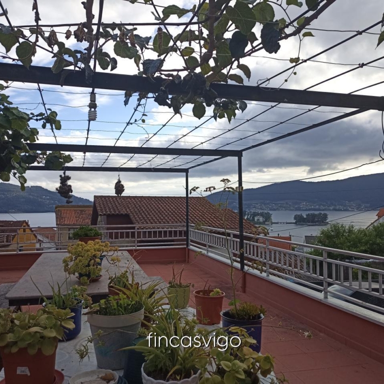 Casa con 3 viviendas en Redondela. Con entradas independientes.