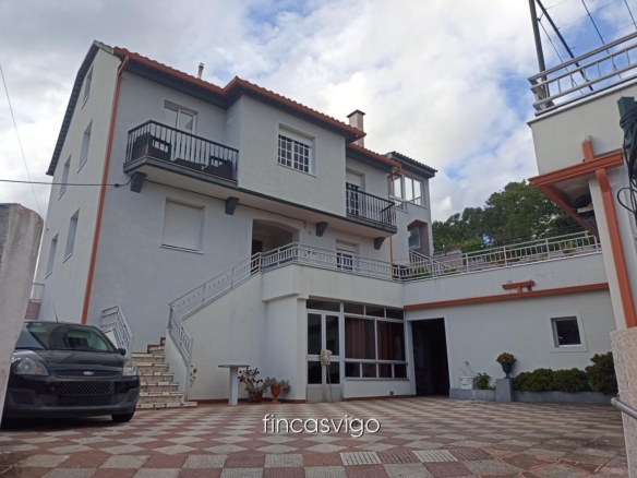 Casa con 3 viviendas en Redondela. Con entradas independientes.