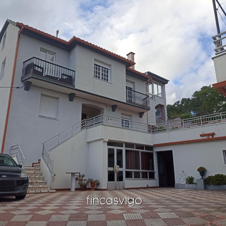 Casa con 3 viviendas en Redondela. Con entradas independientes.