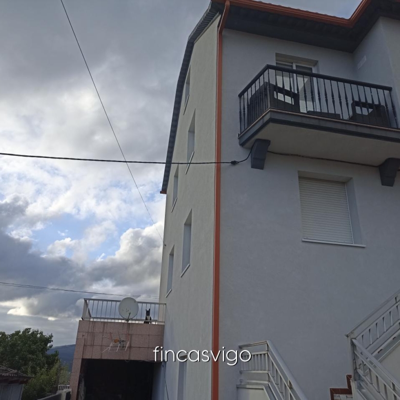 Casa con 3 viviendas en Redondela. Con entradas independientes.