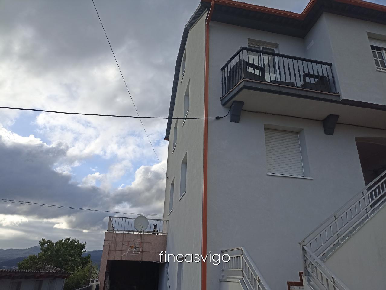 177971088927600044909_177971056091 Casa con 3 viviendas en Redondela. Con entradas independientes.