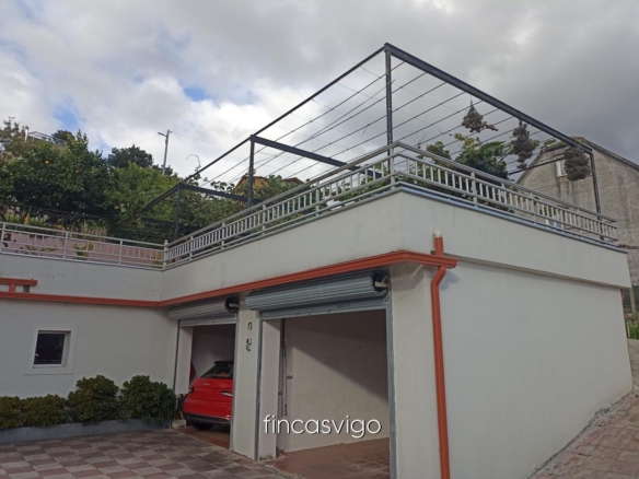 Casa con 3 viviendas en Redondela. Con entradas independientes.