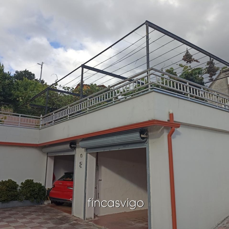 Casa con 3 viviendas en Redondela. Con entradas independientes.