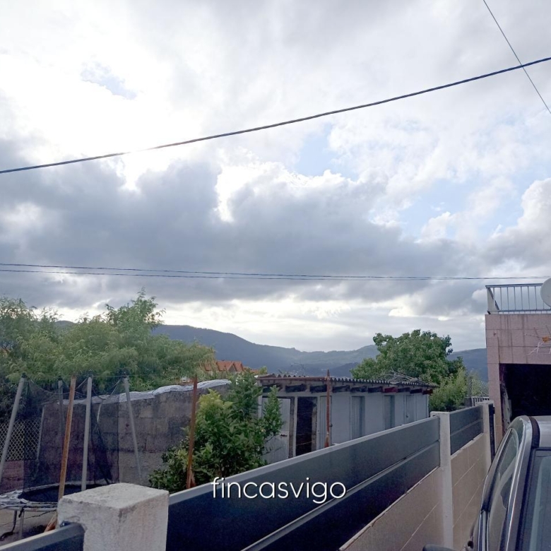 Casa con 3 viviendas en Redondela. Con entradas independientes.