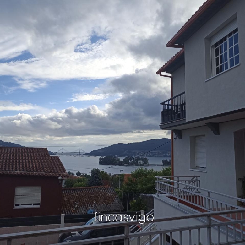 Casa con 3 viviendas en Redondela. Con entradas independientes.