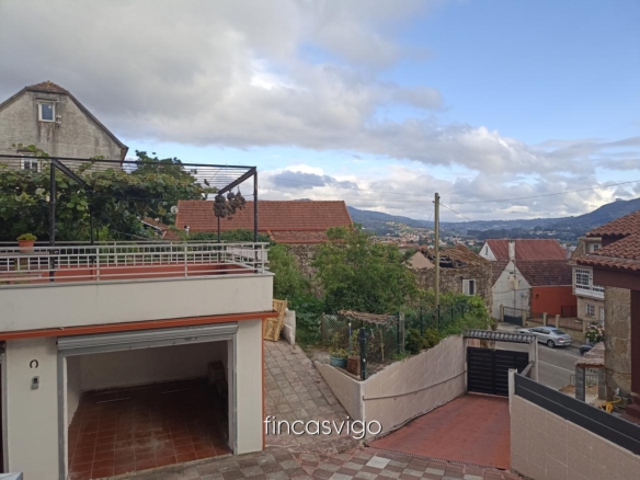 Casa con 3 viviendas en Redondela. Con entradas independientes.