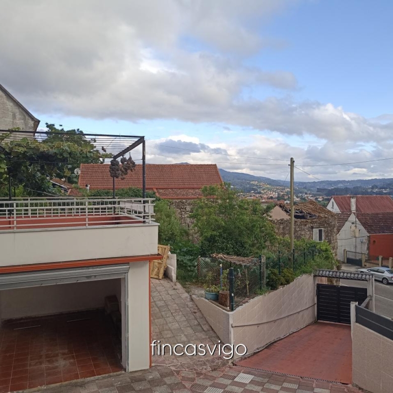 Casa con 3 viviendas en Redondela. Con entradas independientes.