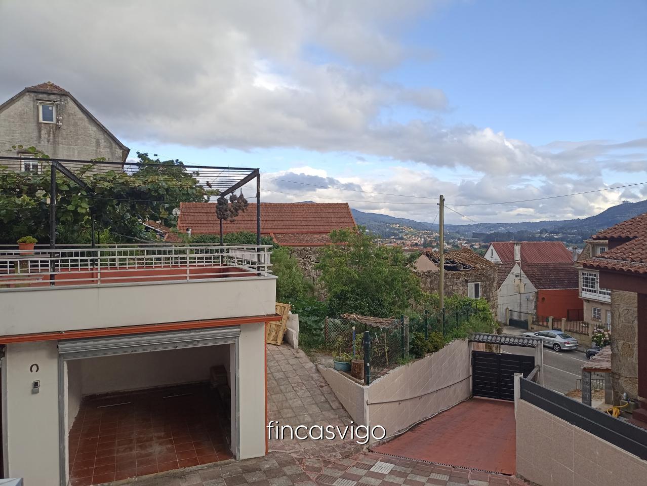 177971089193700044909_177971056117 Casa con 3 viviendas en Redondela. Con entradas independientes.