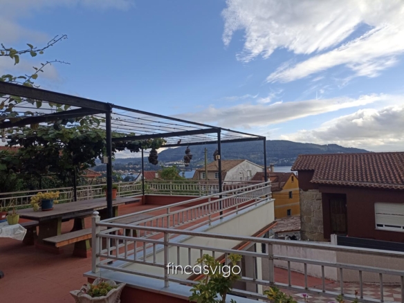 Casa con 3 viviendas en Redondela. Con entradas independientes.